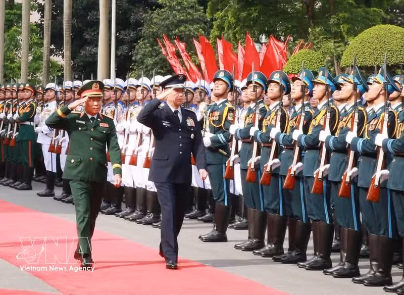 Le général Nguyen Tan Cuong (droite), chef d'état-major de l'Armée populaire vietnamienne et vice-ministre de la Défense et le général Uchikura Hiroaki, chef d'état-major des Forces d'autodéfense japonaises, passent en revue la garde d'honneur de l'Armée populaire vietnamienne. Photo : VNA.