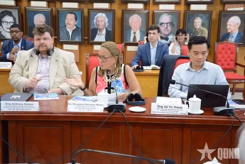 La délégation de haut niveau de l'USABCI lors de la rencontre des représentants de l’Association Vietnam–États-Unis relevant de l’Union des organisations d’amitié du Vietnam (VUFO), de l’Association vietnamienne des victimes de l’agent orange/dioxine et de l’Association de soutien aux familles des martyrs du Vietnam. Photo : qdnd.vn