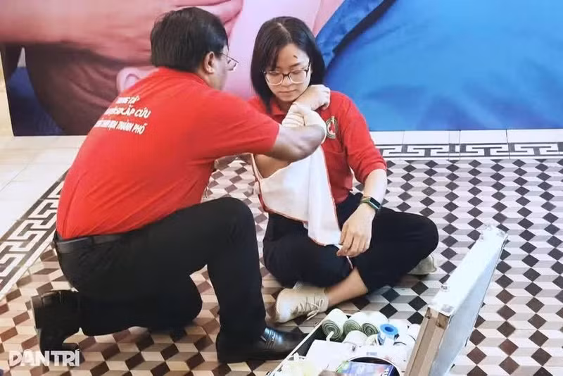 Une séance d’initiation aux premiers secours organisée par la Croix-Rouge de Hô Chi Minh-Ville au profit de la communauté. Photo : dantri.com.vn
