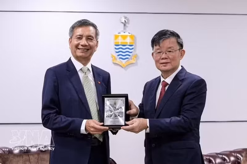 L’ambassadeur du Vietnam en Malaisie, Dinh Ngoc Linh (gauche) et le ministre en chef de Penang, Chow Kon Yeow. Photo: VNA