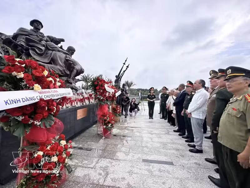 Les délégués déposes des gerbes de fleurs au Musée de l’histoire militaire du Vietnam, à Hanoi, le 10 juillet. Photo : VNA.