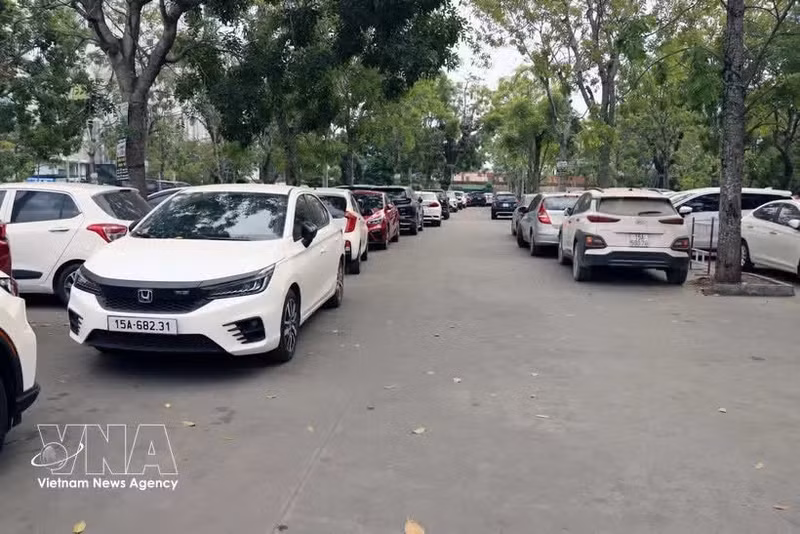 Voitures sur un parking public à Hai Phong. (Photo : VNA)
