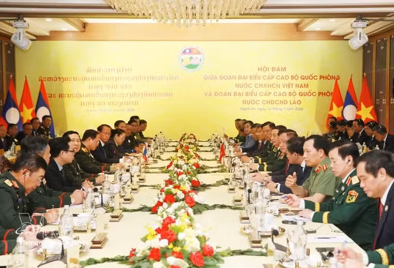 Entretien entre les ministres de la Défense du Vietnam et du Laos. Photo: VNA.