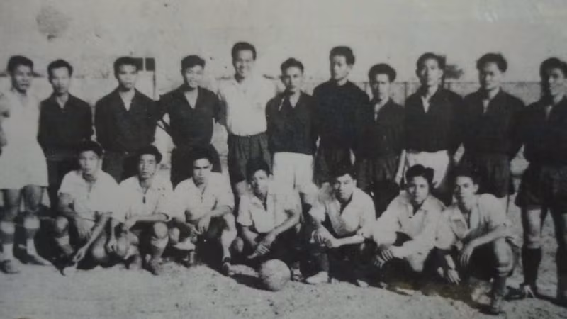 Image de l’équipe de football de Hai Phong lors d’un match amical avec les marins du navire de guerre français Dumont d’Urville. (Photo d’archives)