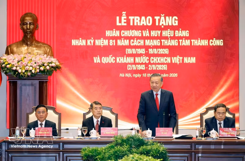 Le secrétaire général du Parti et président de la République To Lam et les principaux dirigeants du Parti et de l’État président la conférence. Photo : VNA.