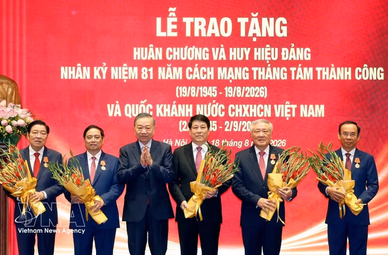 Le Secrétaire général du Parti et président de la République To Lam remet l’Ordre Hô Chi Minh à d’anciens dirigeants du Parti et de l’État. Photo : VNA.