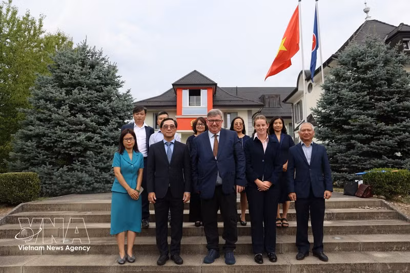 Le professeur Simon Evenett (centre) et des membres de la Mission permanente du Vietnam à Genève. Photo : VNA.