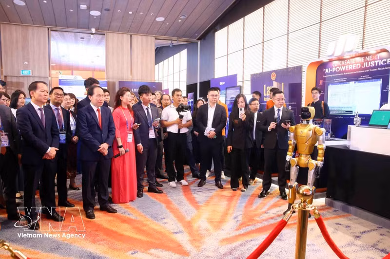 Des délégués visitent une exposition de produits appliquant de l'IA. Photo: VNA