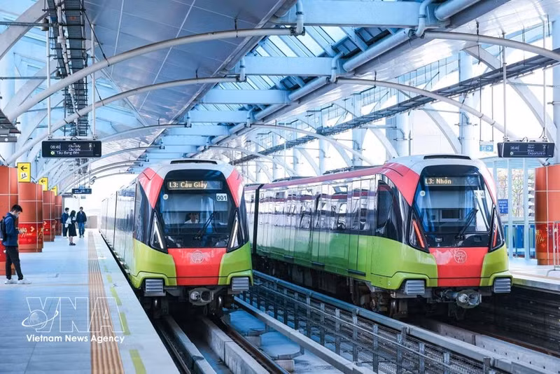 Les trains de la ligne de métro aérien Cau Giay-Nhon sont toujours ponctuels, offrant aux habitants un moyen de transport pratique. Photo : VNA.