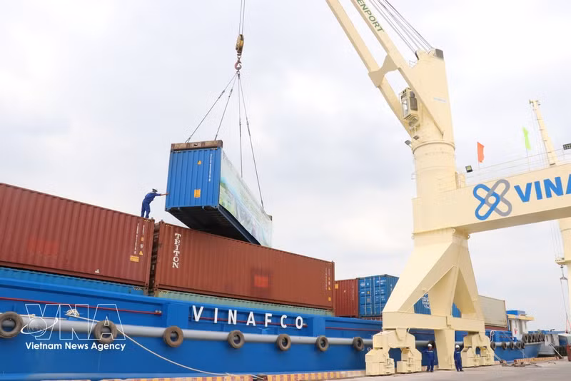 Selon la planification à l’horizon 2030, avec une vision jusqu’en 2050, Tay Ninh prévoit de développer 66 ports de fret intérieurs, en modernisant les ports existants et en construisant de nouvelles infrastructures en fonction des besoins du développement socio-économique. Photo: VNA
