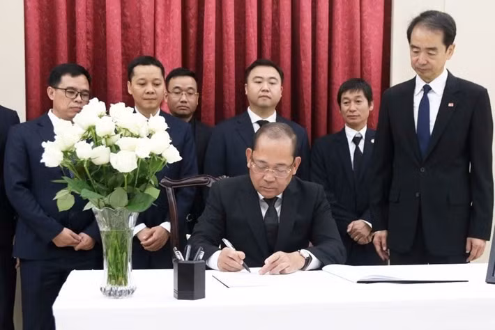 Le vice-président du Comité central du Front de la Patrie du Vietnam, Hoang Cong Thuy, écrit dans le registre de condoléances. Photo : FPV.