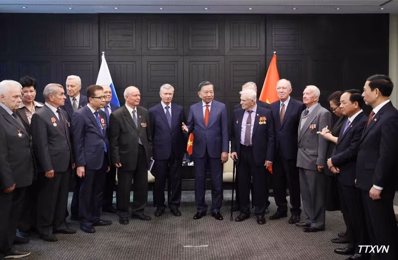 Le Secrétaire général du Parti communiste du Vietnam et Président de la République, To Lam, reçoit une délégation de l’Association des anciens combattants de Russie et de l’Association d’amitié Russie-Vietnam. (Photo : Thong Nhat/VNA)