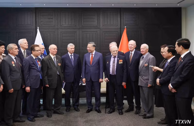 Le Secrétaire général du Parti communiste du Vietnam et Président de la République, To Lam, reçoit une délégation de l’Association des anciens combattants de Russie et de l’Association d’amitié Russie-Vietnam. (Photo : Thong Nhat/VNA)