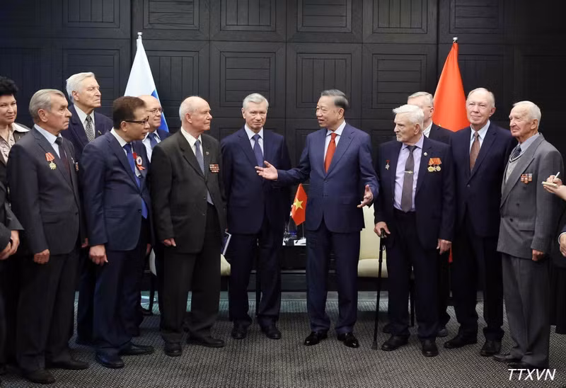 Le Secrétaire général du Parti communiste du Vietnam et Président de la République, To Lam, reçoit une délégation de l’Association des anciens combattants de Russie et de l’Association d’amitié Russie-Vietnam. (Photo : Thong Nhat/VNA)