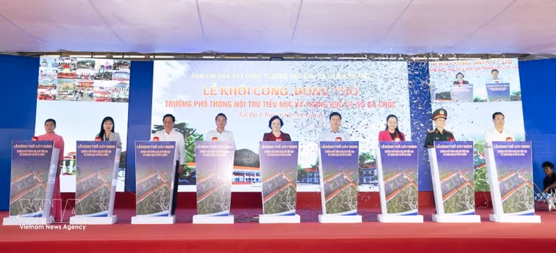 La cérémonie de lancement des travaux de l’école internat multi-niveaux (primaire et collège) de Ba Chuc, dans la province d’An Giang (Sud). Photo : VNA.