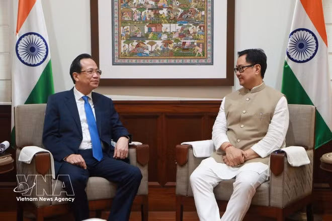 Le ministre vietnamien des Affaires ethniques et religieuses, Dao Ngoc Dung (à gauche), et le ministre des Affaires parlementaires et des Minorités, Kiren Rijiju,Photo : VNA.