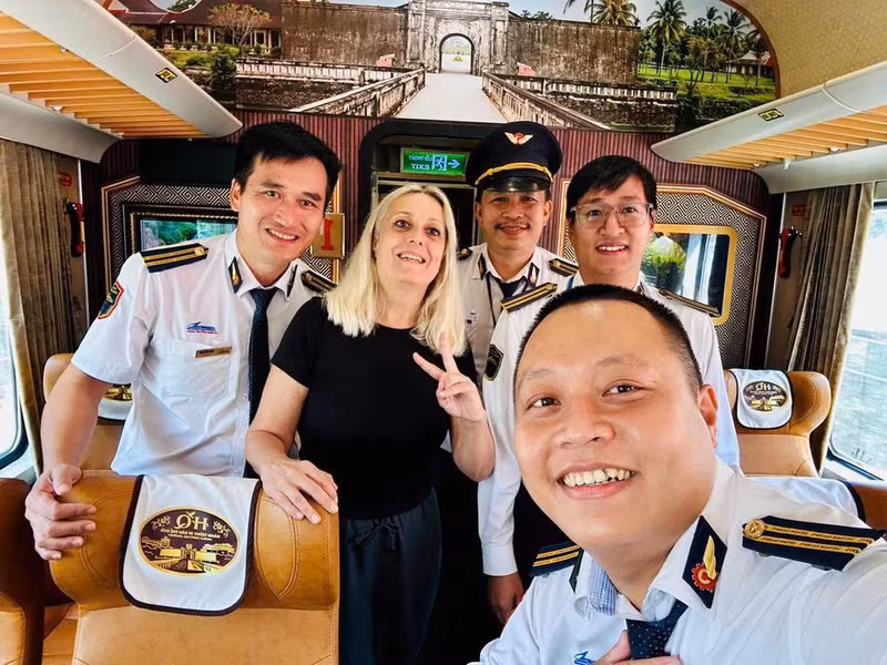Une Italienne chante en vietnamien sur un train en route vers Quang Tri