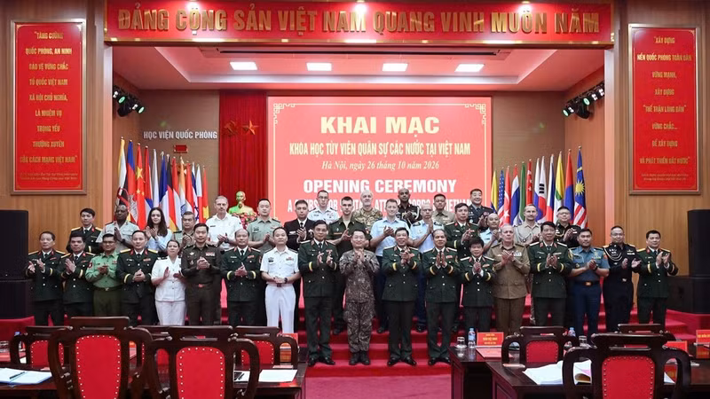 Le matin du 26 octobre, à Hanoi, l’Académie de défense du Vietnam a inauguré une session de formation destinée aux attachés de défense étrangers en poste dans le pays.