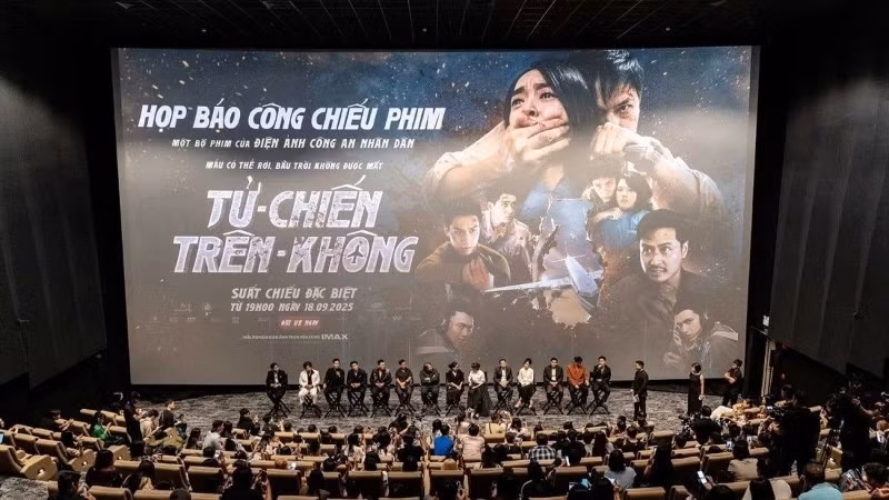 Le film Combat aérien témoigne de la coopération efficace entre le Cinéma de la Police populaire et une unité privée. Photo : Équipe de production.