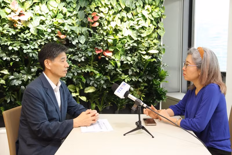 Le président de l’Association d’échanges économiques et culturels République de Corée - Vietnam (KOVECA), Kwon Sung-taek, répond aux questions d'une correspondante de la VNA. Photo: VNA