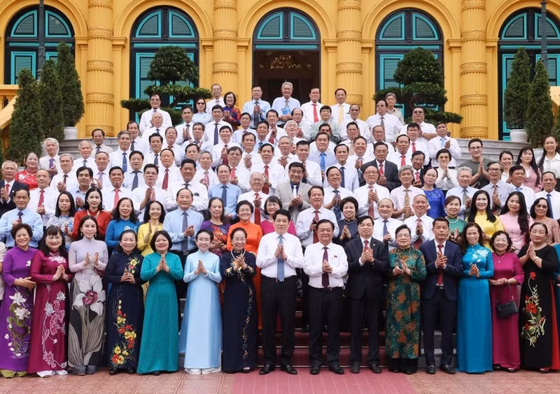 Le président Luong Cuong et les délégués de la rencontre. Photo : VNA.