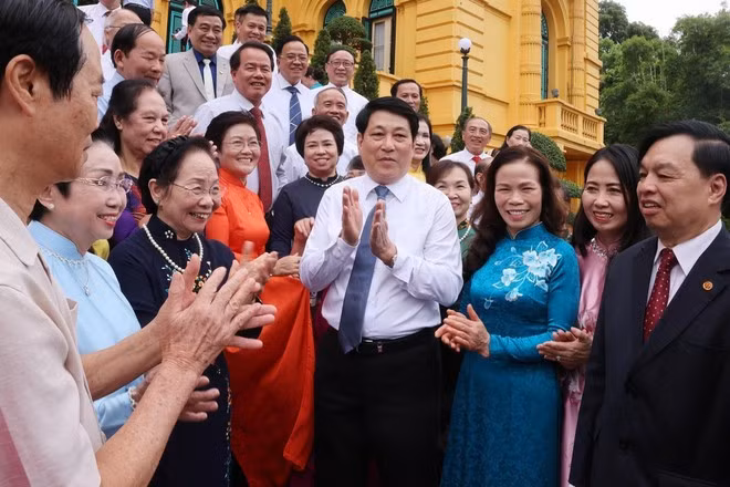 Le président Luong Cuong et les délégués lors de l'événement. Photo : VNA.