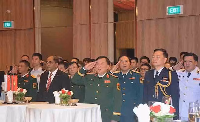 Le vice-ministre vietnamien de la Défense, Hoang Xuan Chien (centre) lors de l’événement, à Hanoi, le 9 juillet. Photo : VNA.