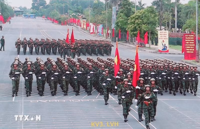 Entraînement pour le défilé militaire du 2 septembre. Photo : VNA.