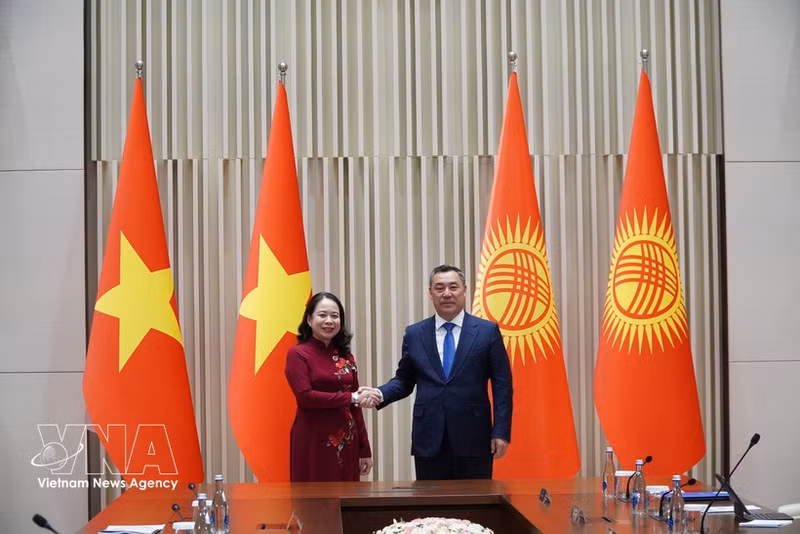 La vice-présidente vietnamienne Vo Thi Anh Xuan et le président kirghiz Sadyr Japarov. Photo : VNA.
