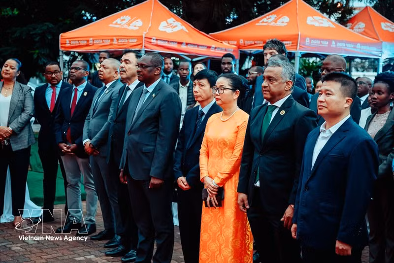 L’ambassade du Vietnam au Mozambique organise la cérémonie en présence du ministre mozambicain de la Planification et du Développement, Salim Valá, de la vice-procureure générale Amabélia Chuquela et de plus de 250 invités internationaux et Vietnamiens. Photo : VNA.