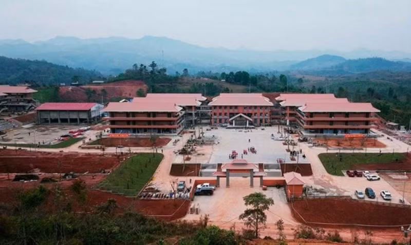L'internat primaire et secondaire de Si Pa Phin est un établissement moderne et bien construit. Photo: Ha Anh/dbtv.mediatech.vn