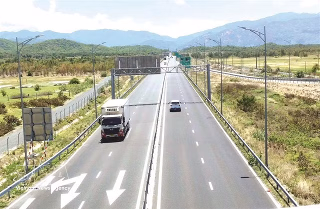L'autoroute Vinh Hao–Phan Thiêt, traversant l'est de la province de Lâm Dông, renforce la connectivité régionale, réduit les temps de trajet et soutient le développement socio-économique. Photo : VNA.