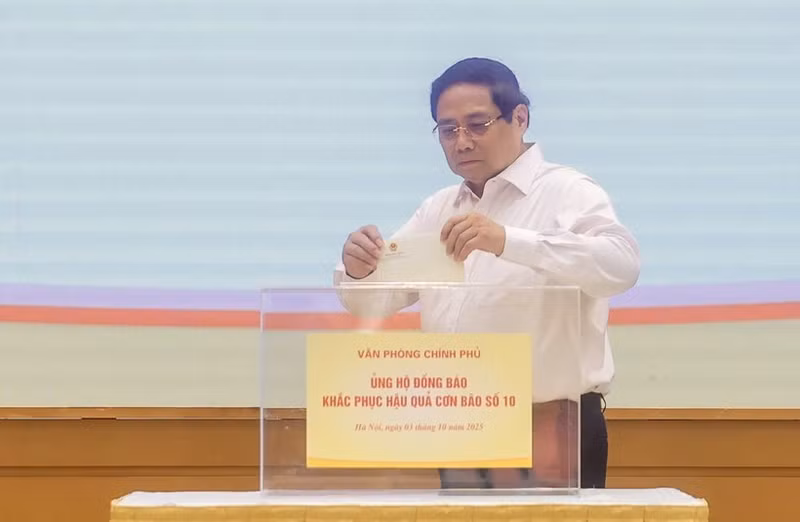 Le Premier ministre Pham Minh Chinh fait un don pour aider la population à surmonter les conséquences de la tempête n° 10. Photo : VNA