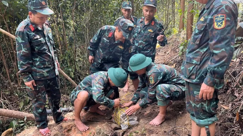 Les forces de génie de Dà Nang neutralisent avec succès la bombe de 220 kg datant de la guerre. Photo: Commandement militaire de la ville de Dà Nang.