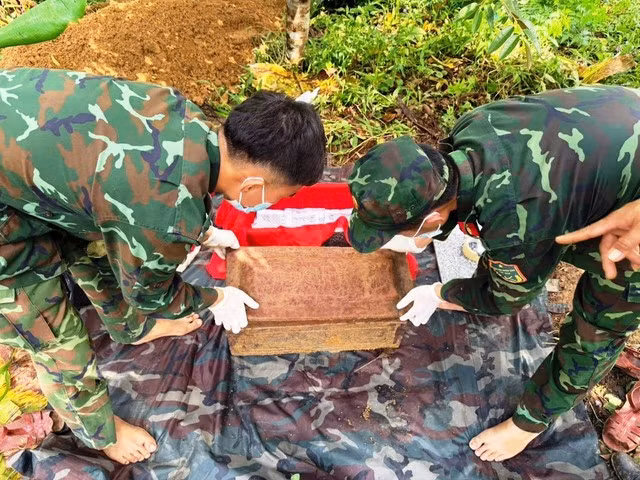 Les restes d'un martyr ainsi que plusieurs objets personnels découverts dans le jardin d'un particulier. Photo : CTV.