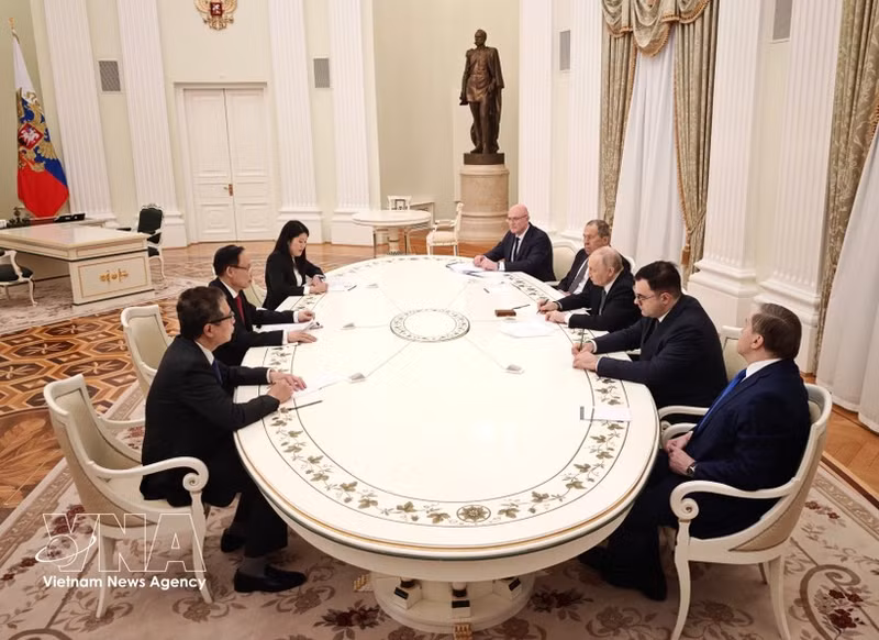 Panorama de l'entrevue entre Le Hoai Trung et Vladimir Poutine. Photo : VNA.