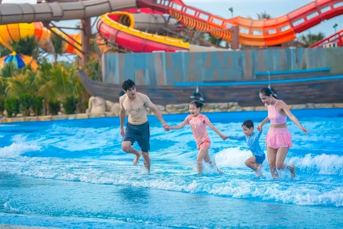 Des touristes s'amusent au parc aquatique Aqua Adventure, dans le quartier de Rach Dua, à Hô Chi Minh-Ville. Photo : SGGP