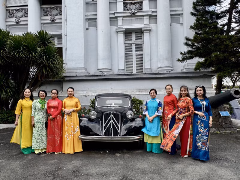 Les Vietnamiens de l'étranger prennent des photos souvenirs dans l'enceinte du Musée de Hô Chi Minh-Ville le jour de la réunion.