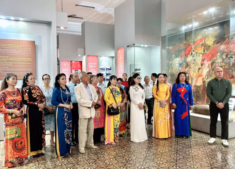 Les Vietnamiens de l'étranger prennent des photos souvenirs dans l'enceinte du Musée de Hô Chi Minh-Ville le jour de la réunion.