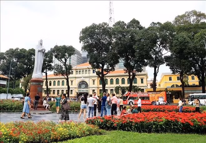Des touristes visitant la Poste centrale de Ho Chi Minh-Ville. Photo : VNA.