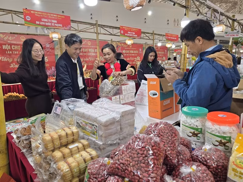 Những nông sản như miến, nấm hương của Cao Bằng đắt khách tại hội chợ
