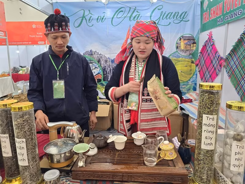 Les thés uniques de la région de Tay Con Linh présentés à la Foire.