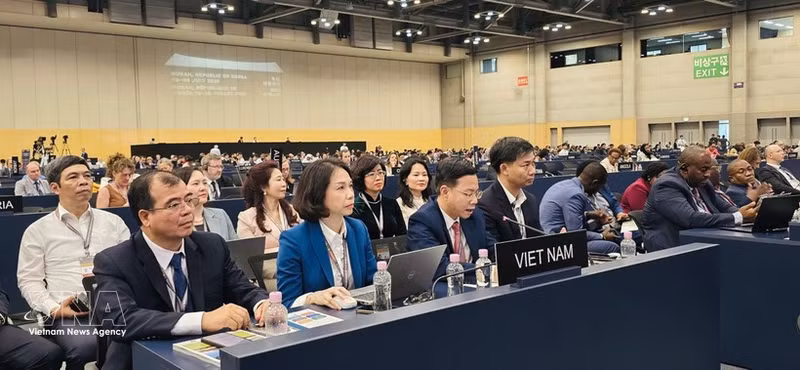 Le vice-ministre des Affaires étrangères et président de la Commission nationale vietnamienne pour l’UNESCO, Ngo Le Van, s'exprime à la réunion. Photo : VNA.
