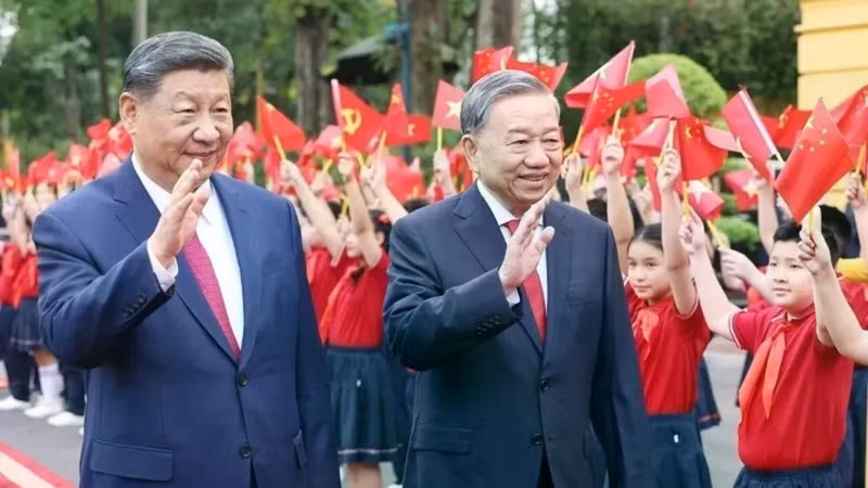 Le secrétaire général du Parti, Tô Lâm (droite), et le secrétaire général et président de la Chine, Xi Jinping, lors de sa visite d'État au Vietnam, le 14 avril 2025. Photo : VNA/CVN.