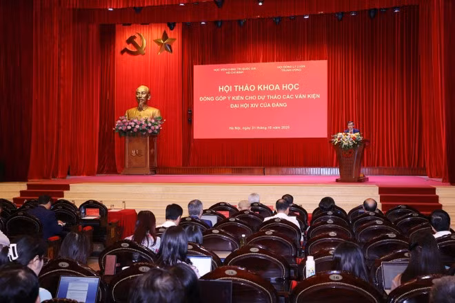 Le 31 octobre 2025, à Hanoï, l'Académie nationale politique Ho Chi Minh, en coordination avec le Conseil central de théorie, a organisé une conférence scientifique sur le thème « Contributions aux documents du 14e Congrès national du Parti. Photo : VNA