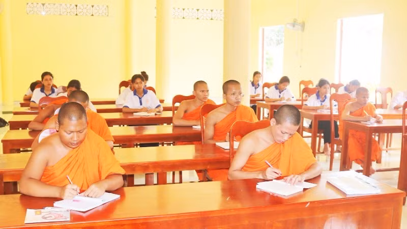 Cours d'été de langue khmère à la pagode Thlot, dans la commune de Nhi Truong, province de Vinh Long.
