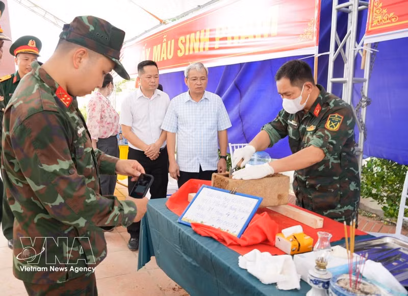 Des cadres et soldats du Commandement militaire de la province de Phu Tho photographient et numérisent les informations relatives aux échantillons de restes de martyrs destinés aux analyses ADN. Photo : VNA