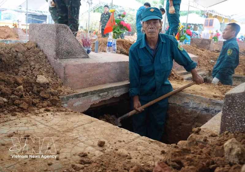 Bien qu’il ait plus de 70 ans, Nguyen Van Chuc, membre des forces locales de milice et d’autodéfense de la commune de Binh Xuyen, reste prêt à participer aux opérations de prélèvement de restes de martyrs destinés aux analyses ADN au cimetière des martyrs de Huong Son. Photo : VNA