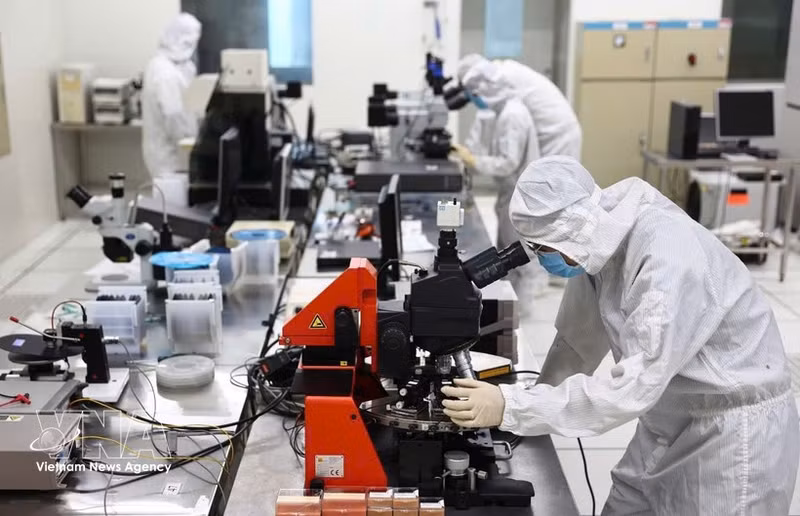 L'augmentation des investissements dans la recherche et le développement (R&D), l'amélioration de la qualité des ressources humaines constituent des orientations importantes face aux profondes mutations technologiques et géopolitiques mondiales. Photo: VNA