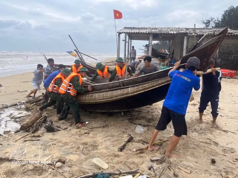 Les autorités et les pêcheurs ramènent les bateaux à terre pour s'abriter de la tempête. Photo : VNA